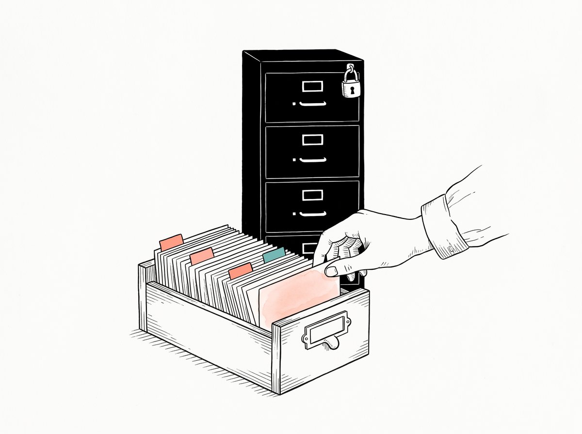 Handgezeichnete Illustration: Eine Hand zieht eine Karteikarte aus einem Karteikasten mit farbigen Reitern, während der Aktenschrank dahinter verschlossen bleibt — nur Metadaten, keine Dokumente